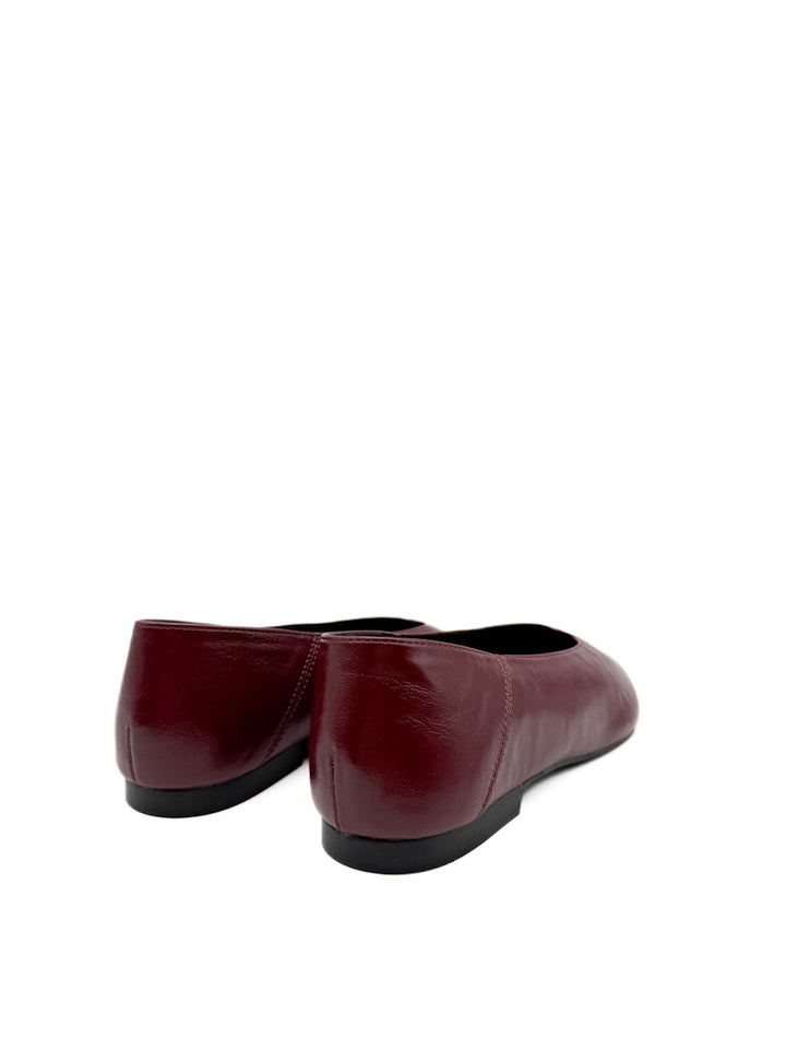 Zapatos Planos de Punta Afilada Color Burdeos Corina M5611