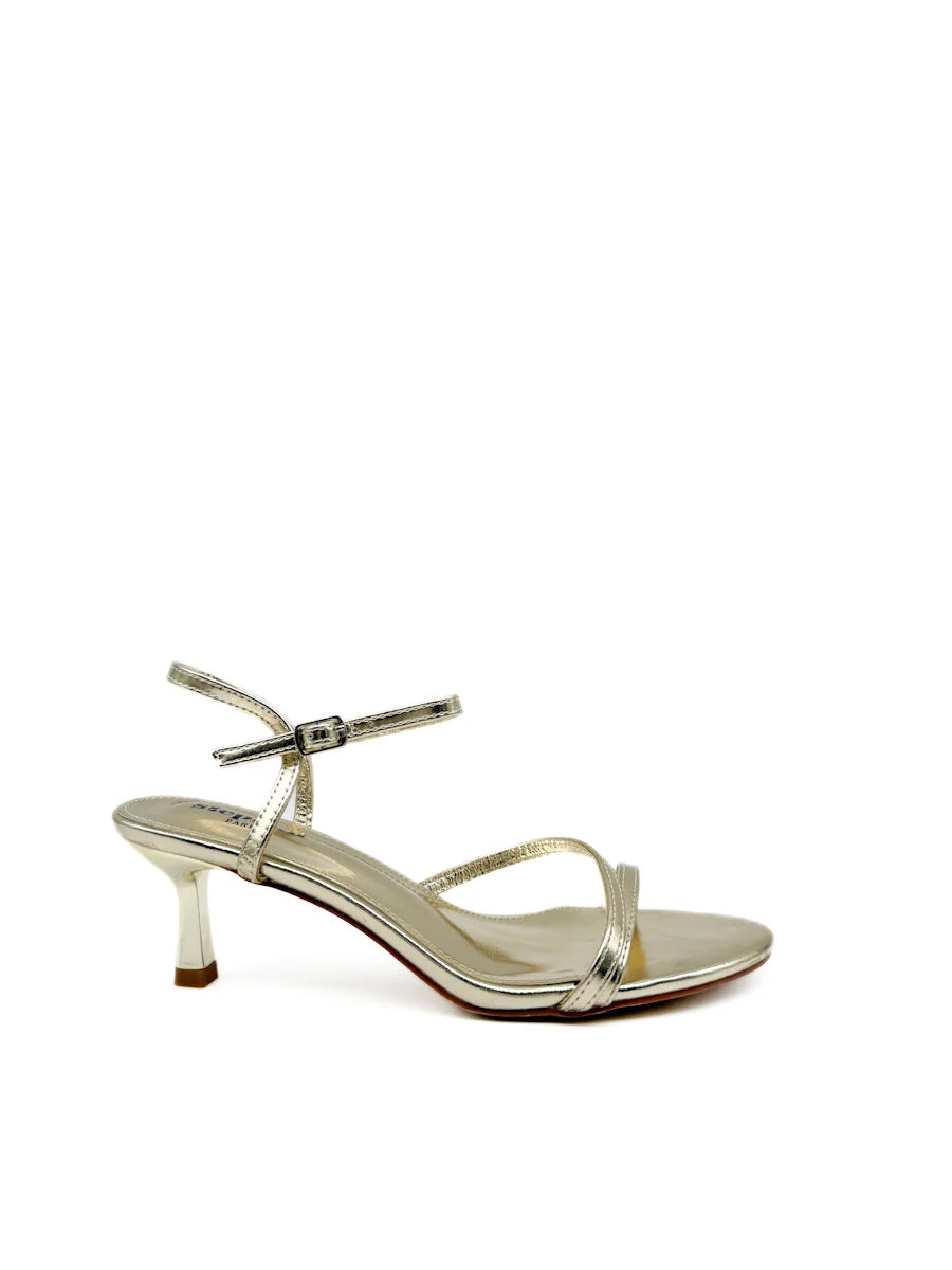 Sandalias doradas de tiras con tacón bajo.