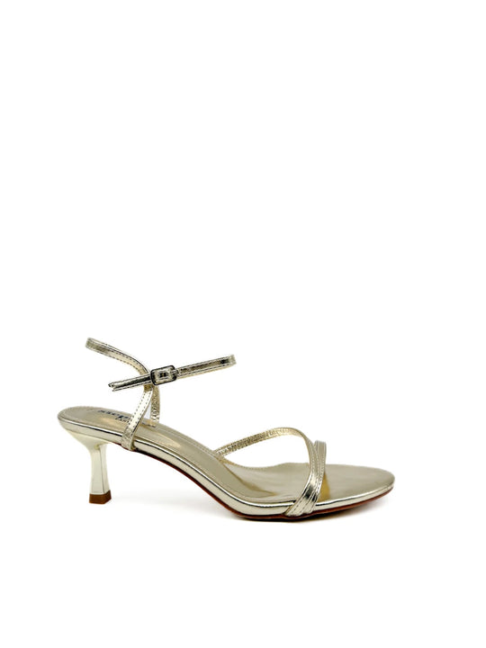 Sandalias doradas de tiras con tacón bajo.