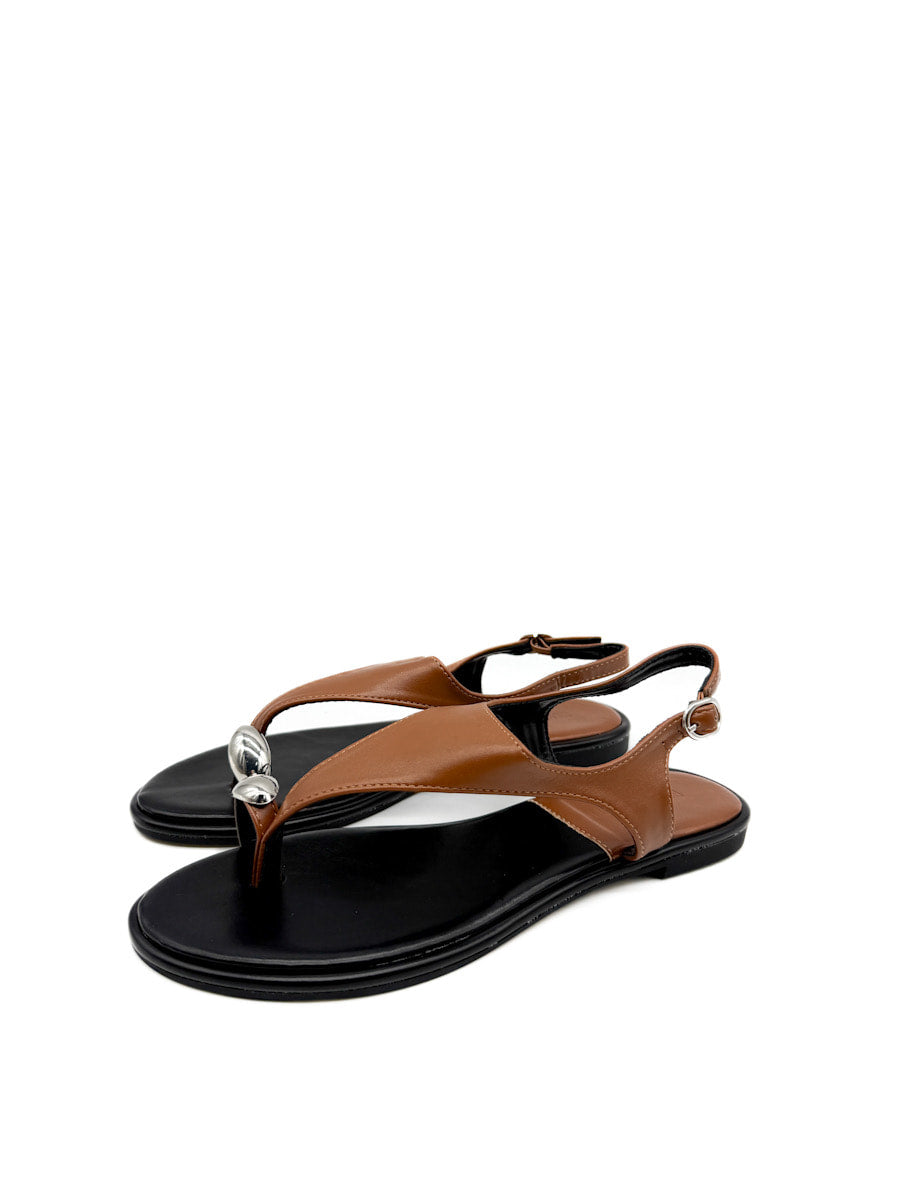Sandalias Elegantes con Detalle Metálico y Correa Ajustable