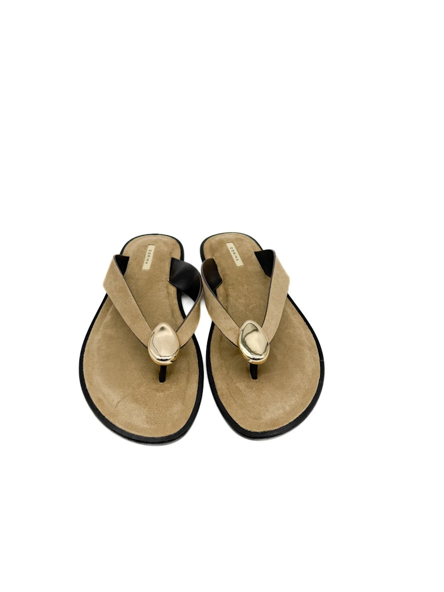 Sandalias de Dedo Corina con Adorno Metálico Dorado
