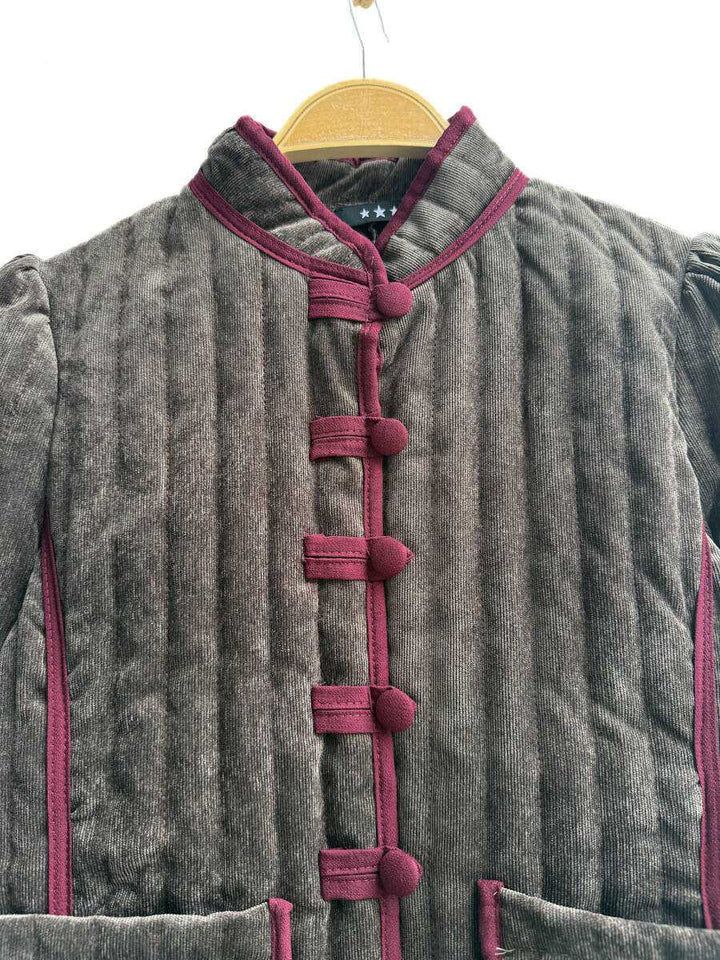 Chaqueta acolchada con detalles en contraste