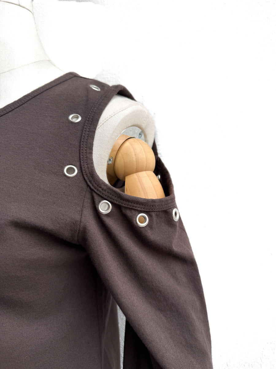 Camiseta con Cortes en Hombros y Detalles Metálicos