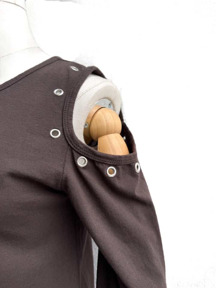 Camiseta con Cortes en Hombros y Detalles Metálicos
