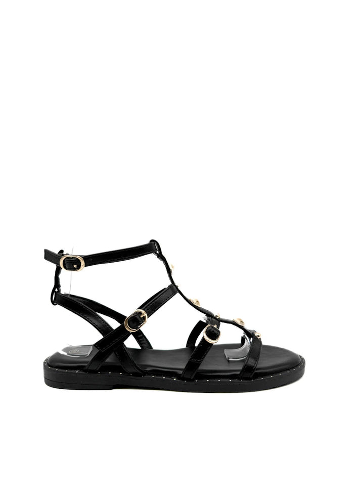 Sandalias romana negras con tachuelas doradas.