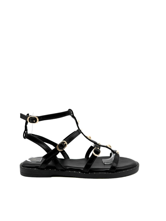 Sandalias romana negras con tachuelas doradas.