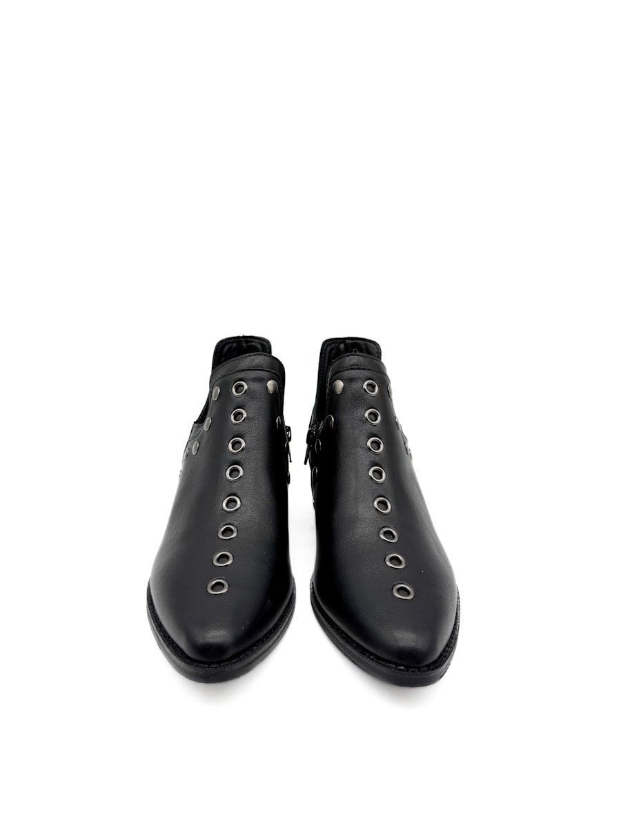 Botines cowboy con tachuelas y cremallera lateral.