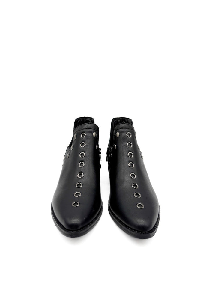 Botines cowboy con tachuelas y cremallera lateral.