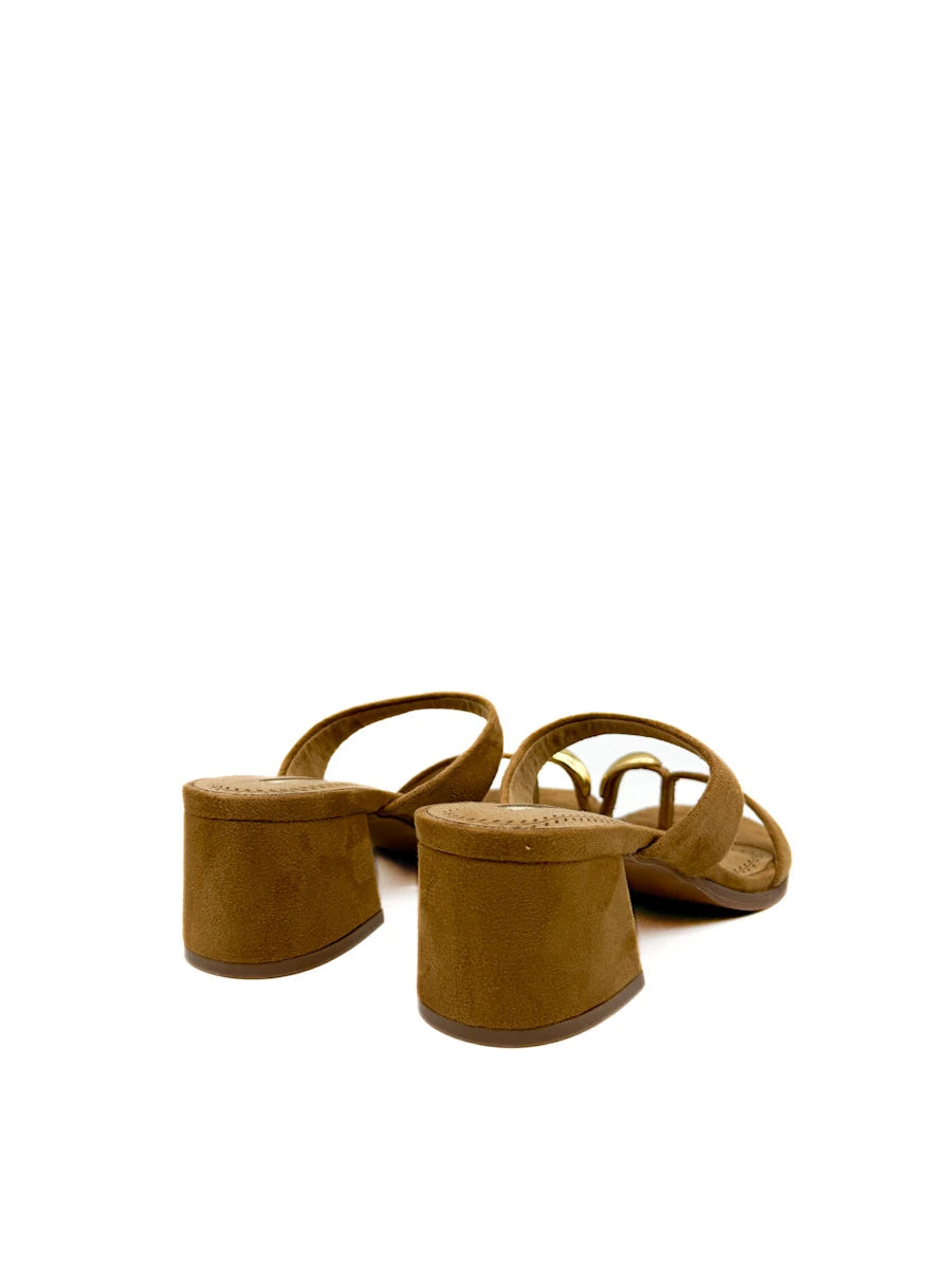 Sandalias de Tacón Bloque Corina con Detalle Dorado y Tira de Dedo