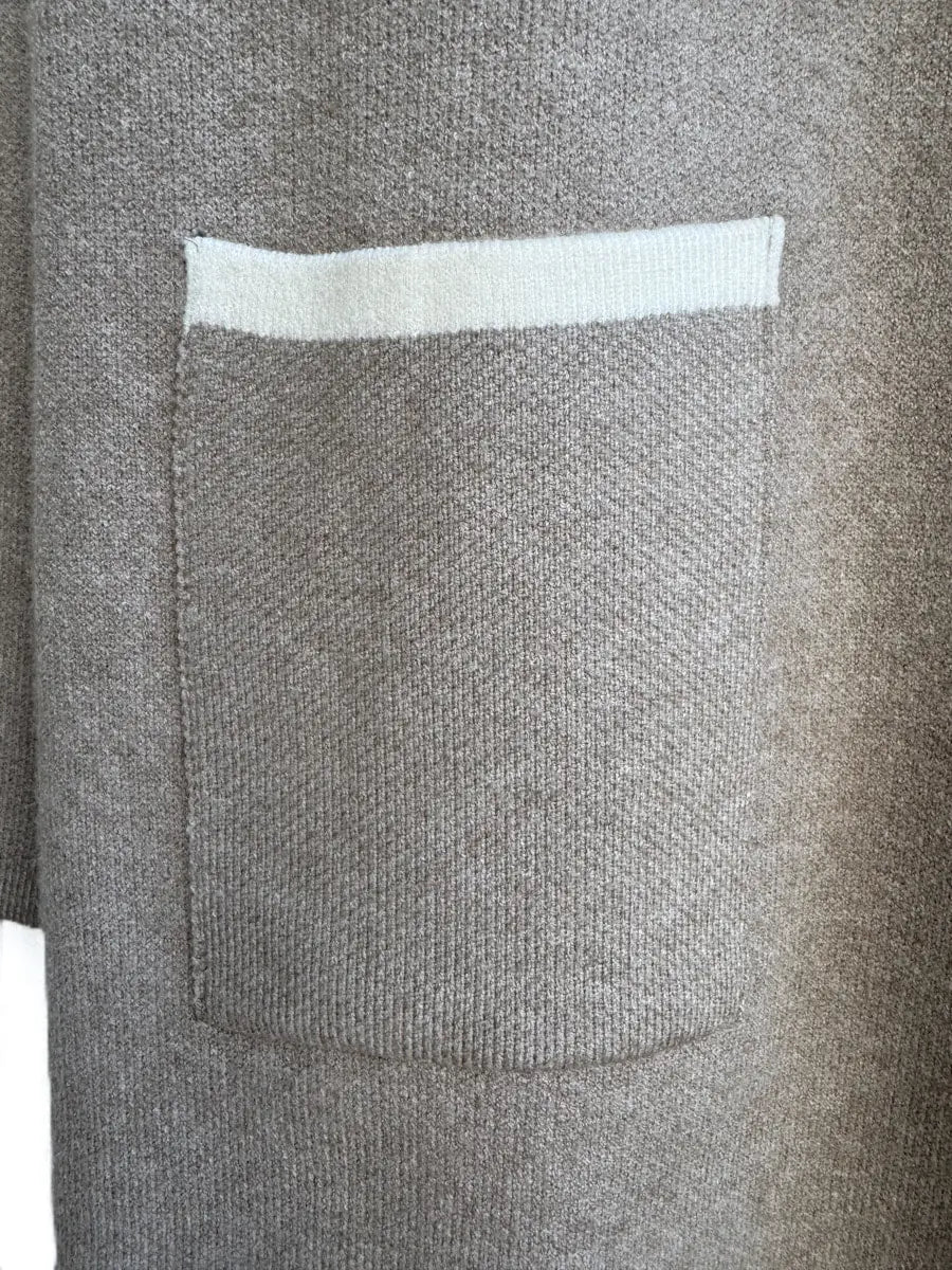 Abrigo de punto con botones contrastantes