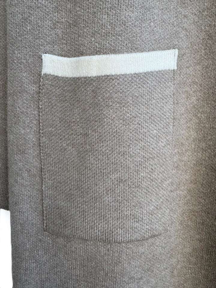 Abrigo de punto con botones contrastantes