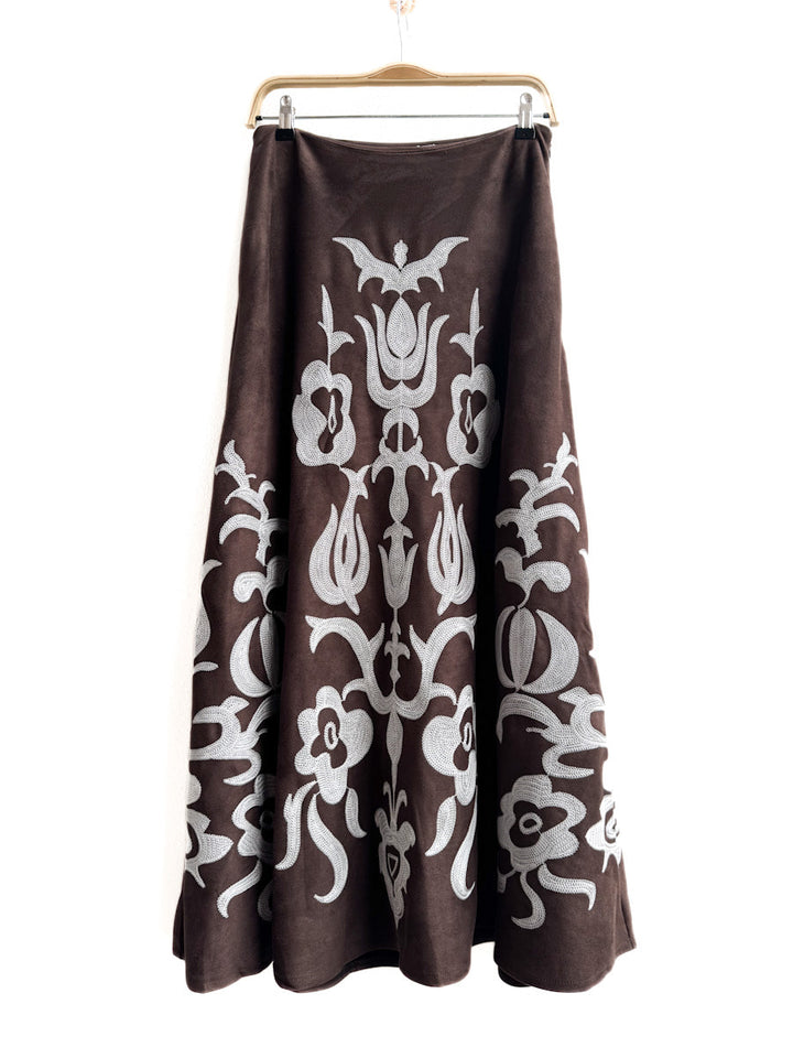 Falda larga con bordado artesanal en tono contrastante Marrón