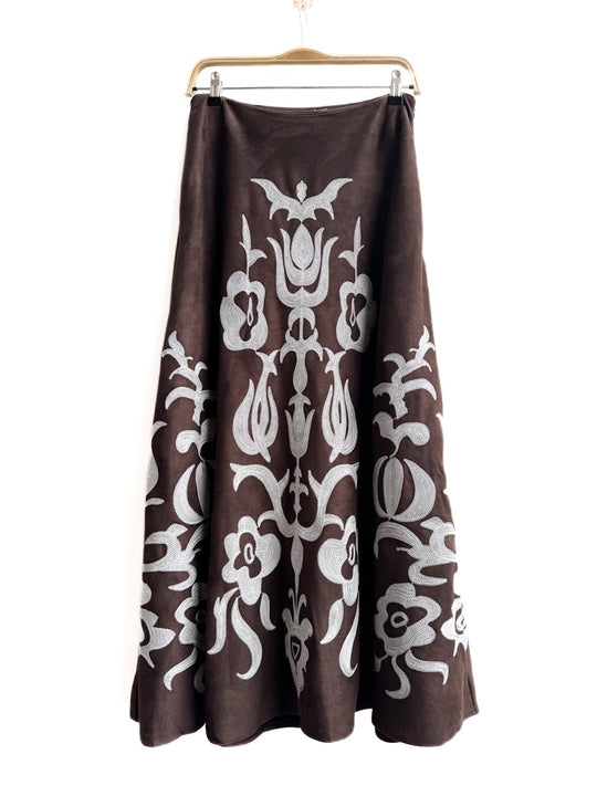 Falda larga con bordado artesanal en tono contrastante Marrón