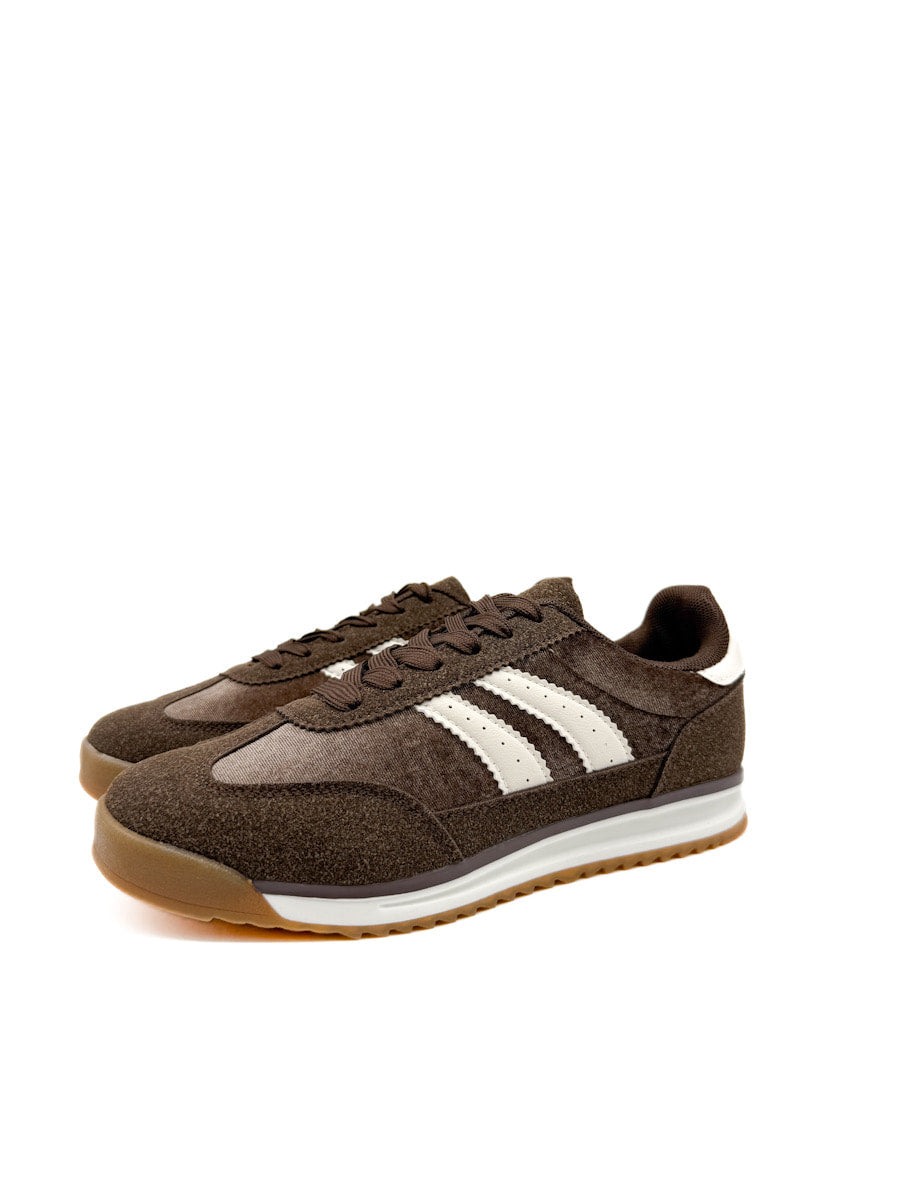 Zapatilla Deportiva Retro en Tonos Marrón y Blanco