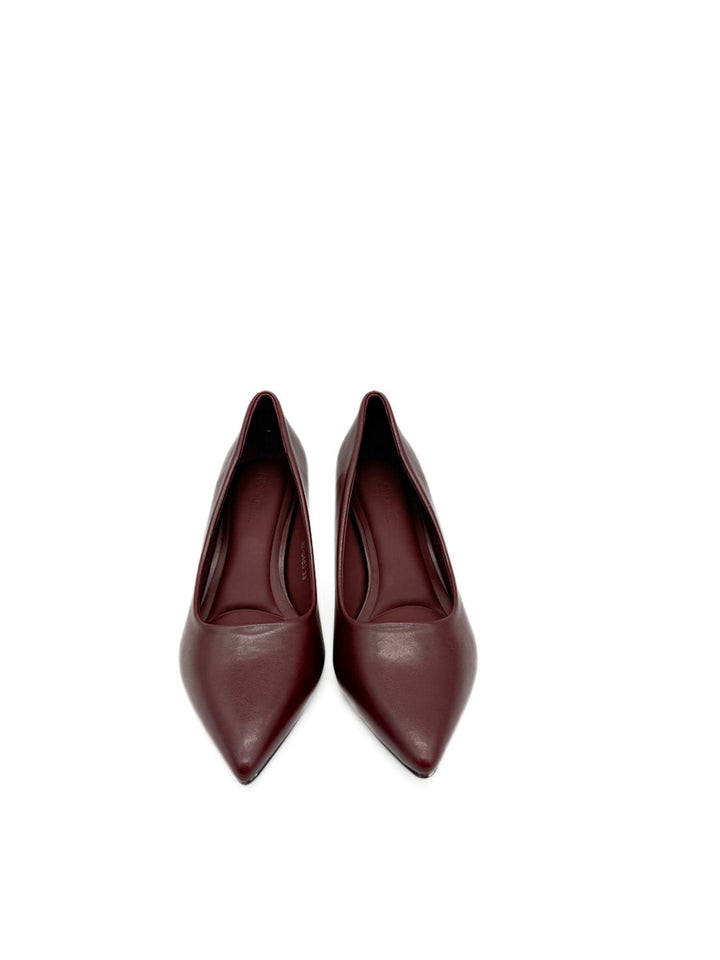 Zapatos de Tacón Clásicos: Elegancia Atemporal en Cuero Sintético