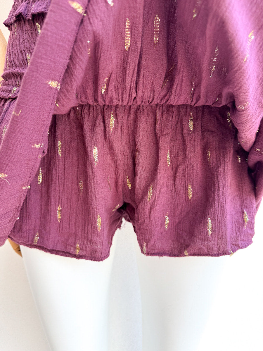 Conjunto halter de top smock y falda pantalón con detalles dorados