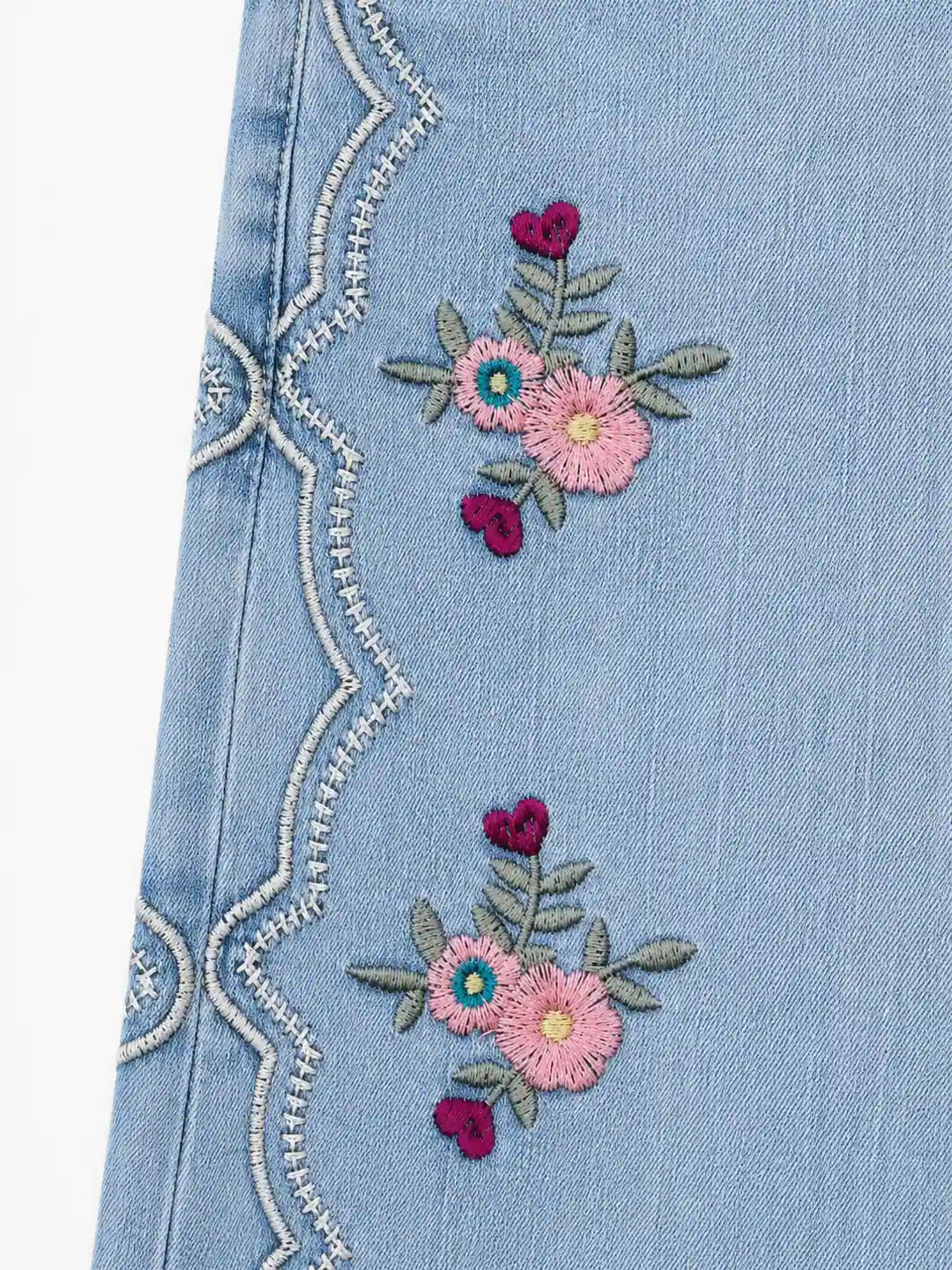 Jeans wide leg con bordado floral y aberturas laterales