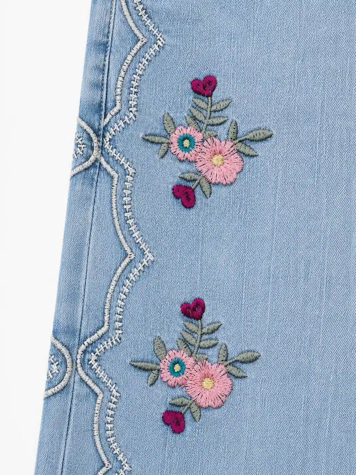 Jeans wide leg con bordado floral y aberturas laterales