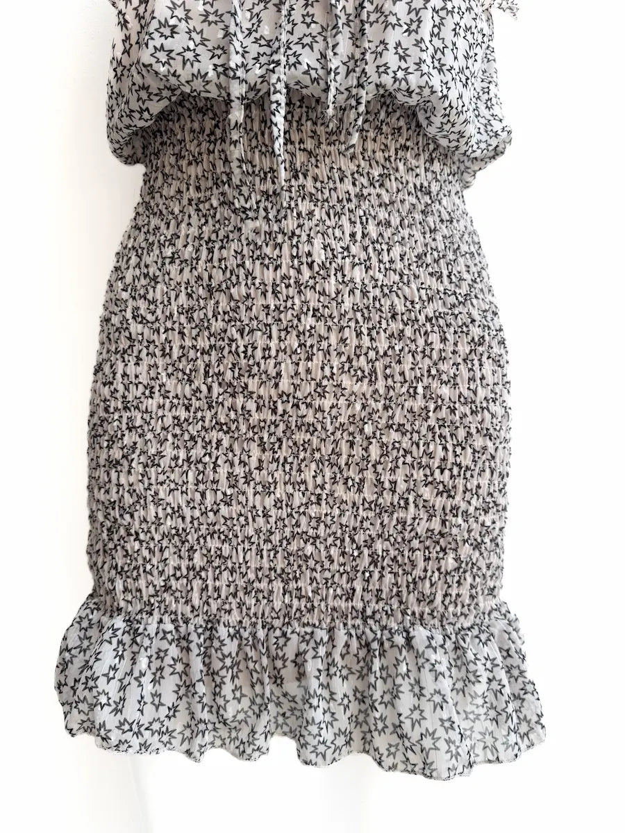 Vestido Corto Estampado con Nido de Abeja y Volantes