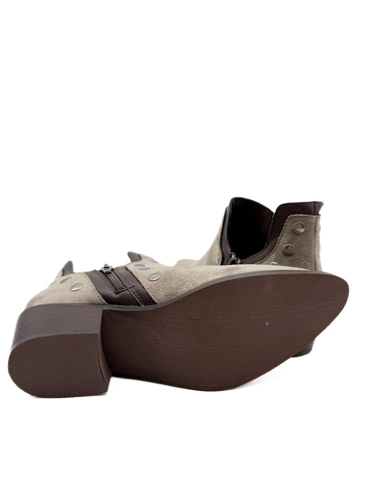 Botines cowboy con tachuelas y cremallera lateral.