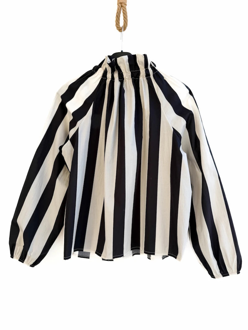 Blusa elegante de rayas verticales con lazo al cuello y manga larga