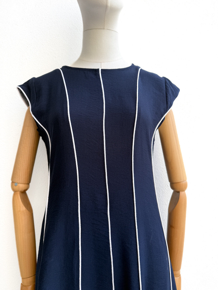 Vestido largo con líneas verticales en contraste – Disponible en varios colores