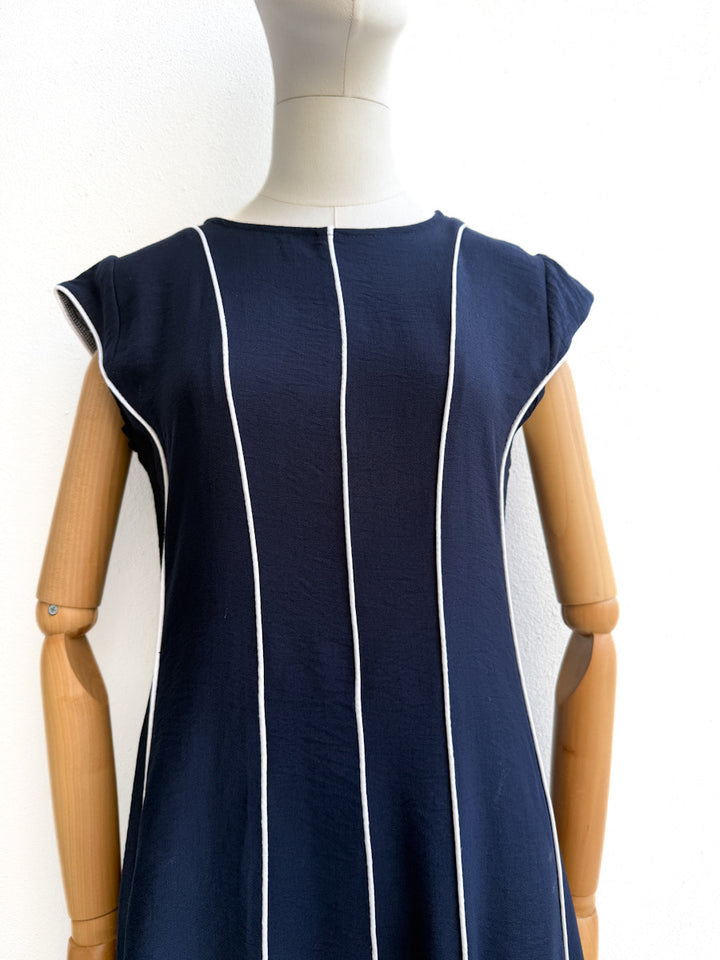 Vestido largo con líneas verticales en contraste – Disponible en varios colores