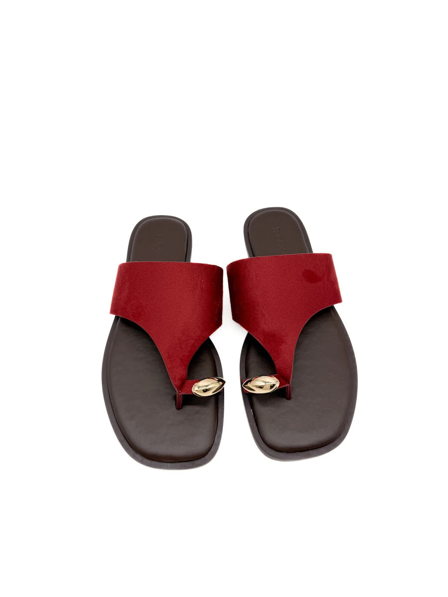 Sandalias Tipo Pala de Dedo con Detalle Metálico Dorado Mujer