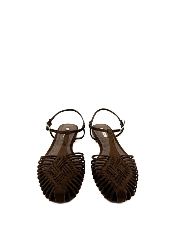 Sandalias Planas Estilo Cangrejeras Corina con Tiras Entrelazadas y Cierre de Hebilla