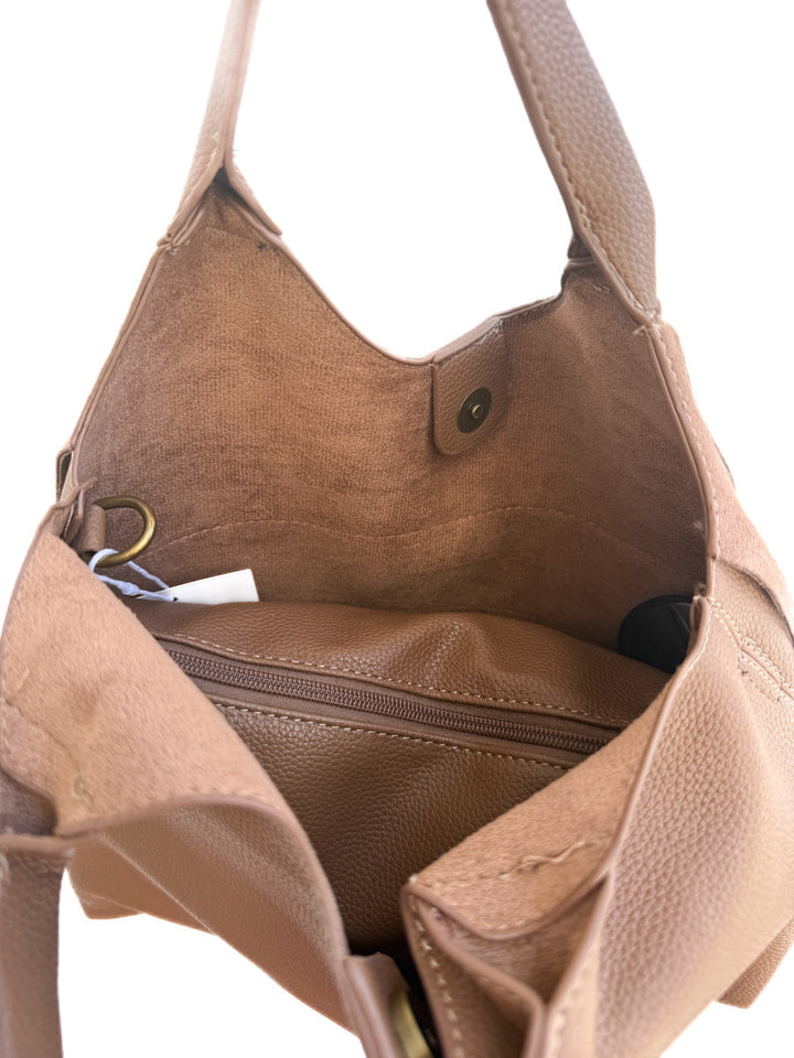 Bolso de hombro bohemio con flecos y detalles dorados