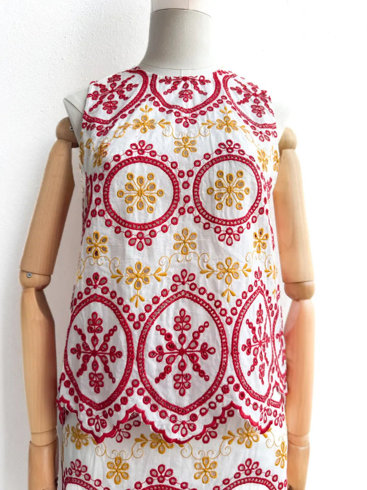 Bordados en Rojo y Mostaza: Conjunto Único