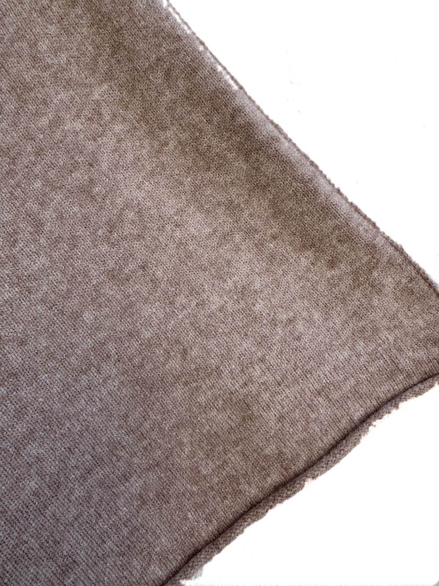 Poncho de Punto Asimétrico en Dos Colores: Beige y Marrón