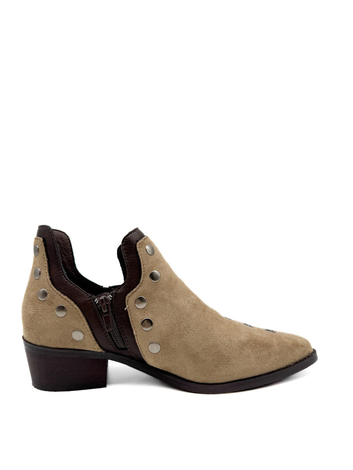 Botines cowboy con tachuelas y cremallera lateral.