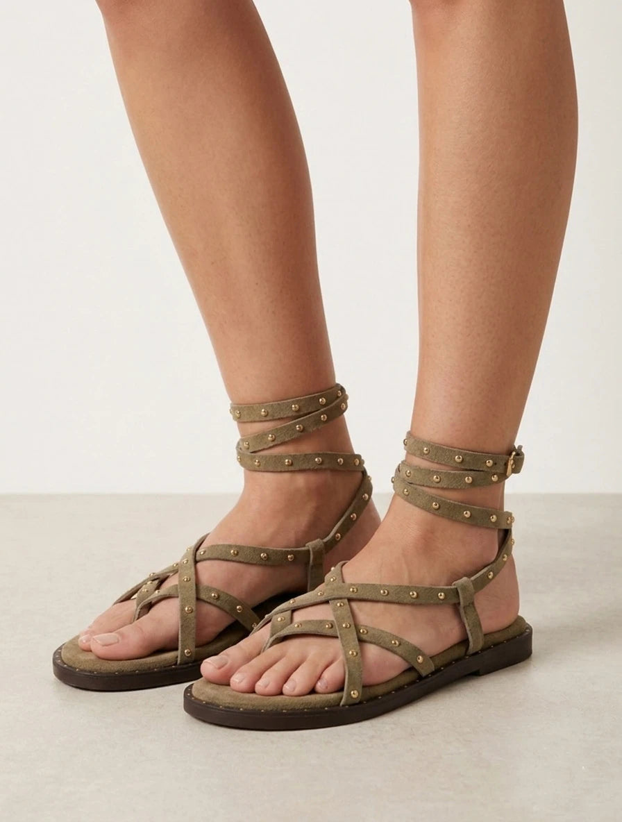 Sandalias Planas Estilo Romano con Tachuelas y Cierre al Tobillo - Colección Verano
