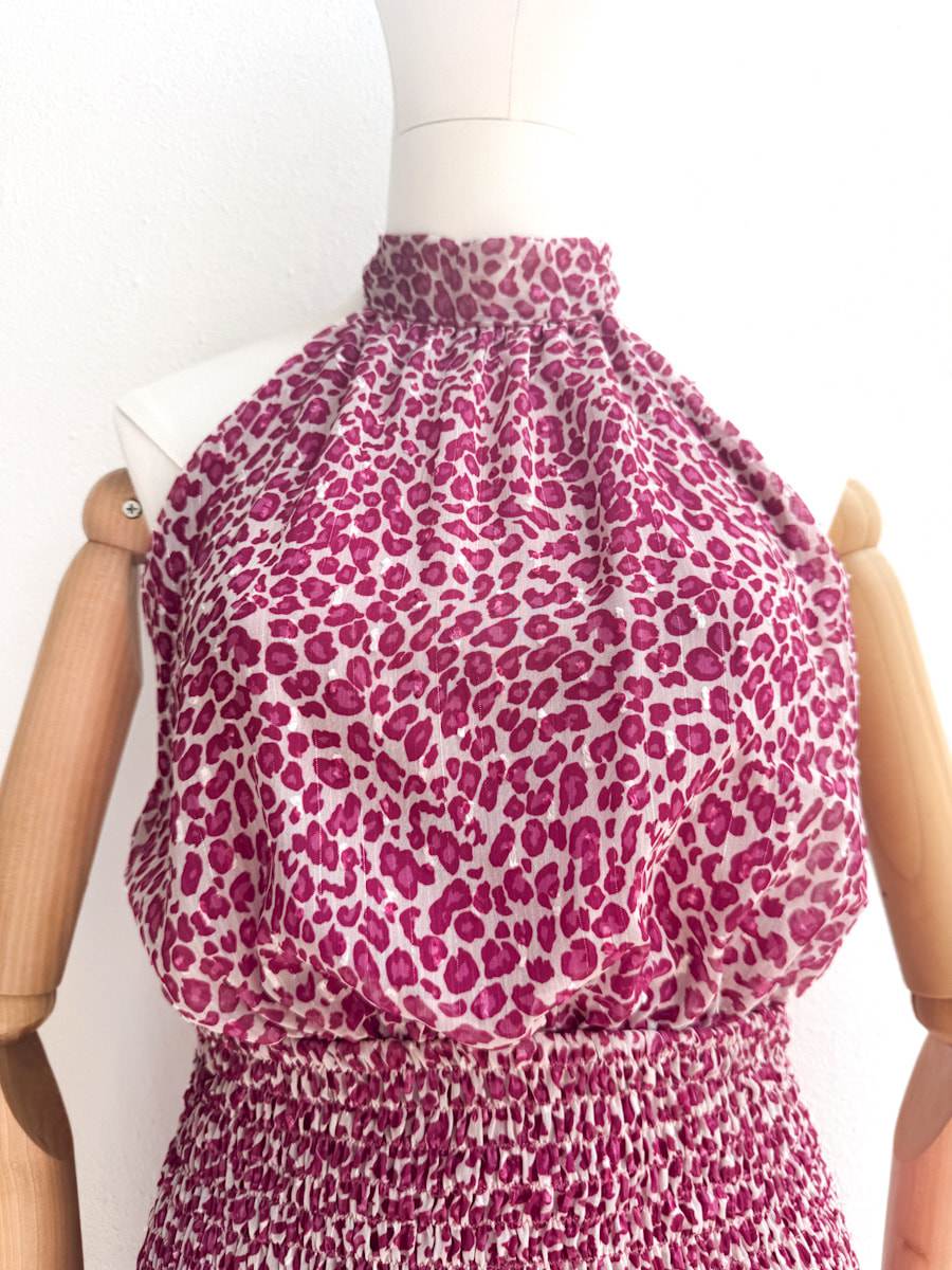 Vestido Corto Estampado con Cuello Halter y Volante