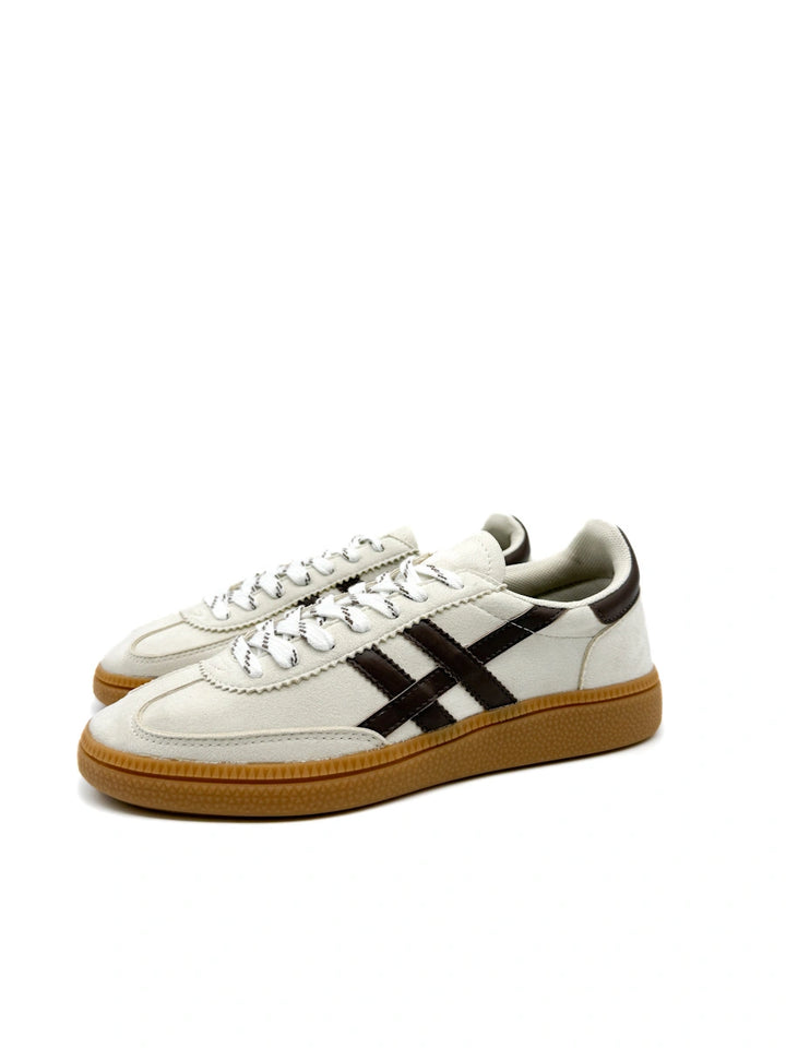 Zapatillas Corina Estilo Terrace con Detalles de Contraste y Suela Texturizada.