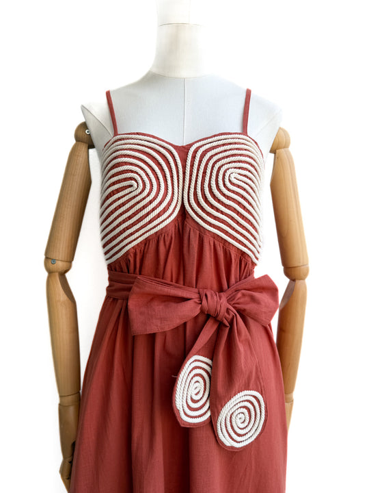 Vestido tirantes detalle cuerdas trenzadas con cinturón Teja