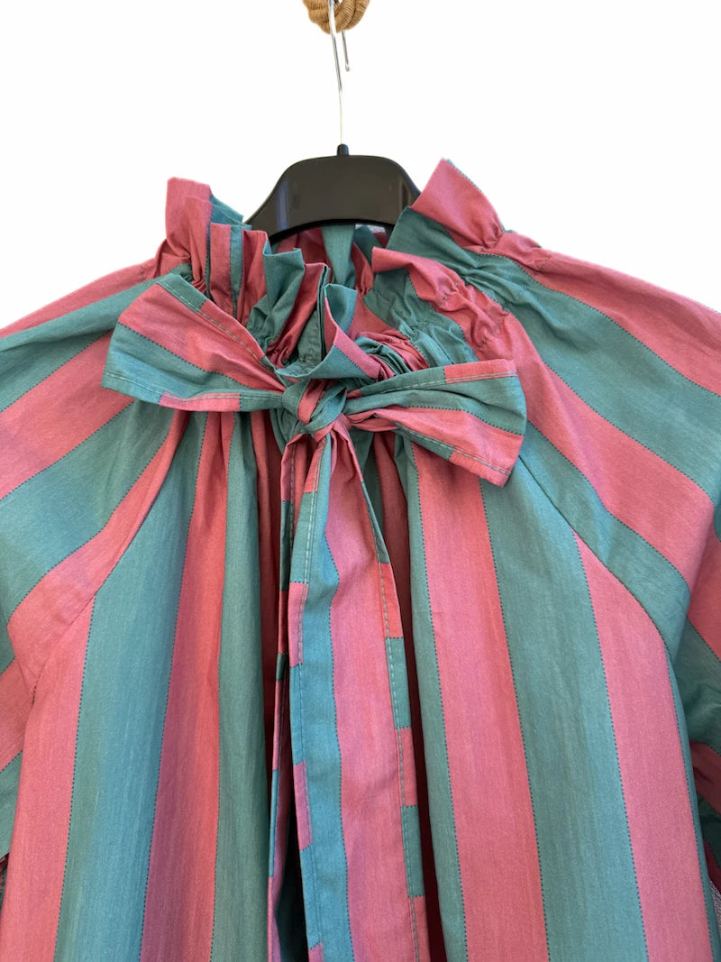 Blusa elegante de rayas verticales con lazo al cuello y manga larga