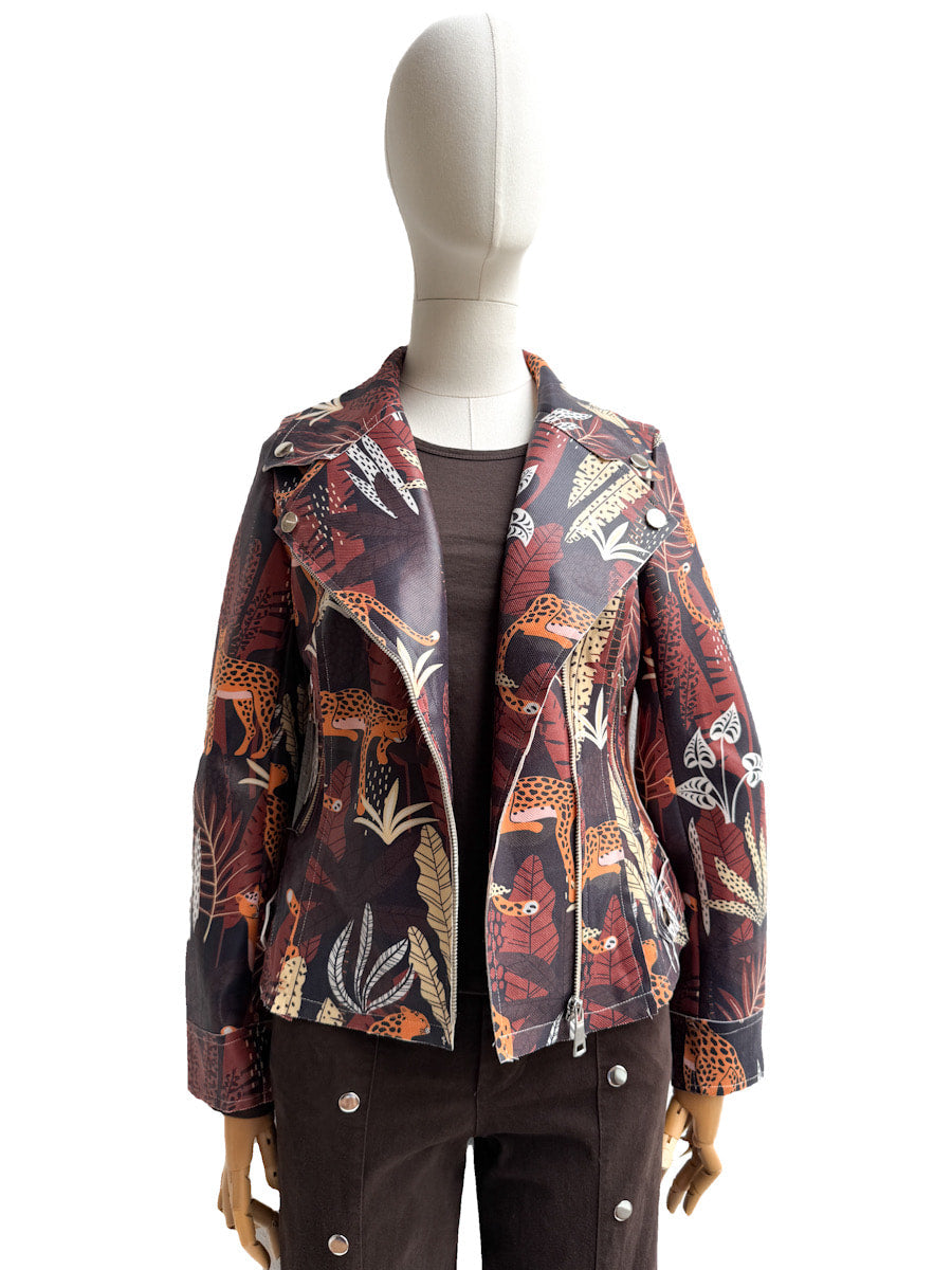 Chaqueta Biker con Estampado Tropical y Leopardo – Diseño Audaz y Moderno