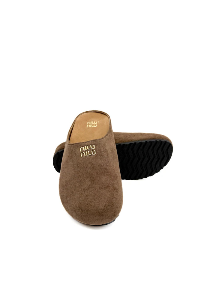 Zuecos Mule de Antelina con Detalle Metálico Dorado y Suela Dentada