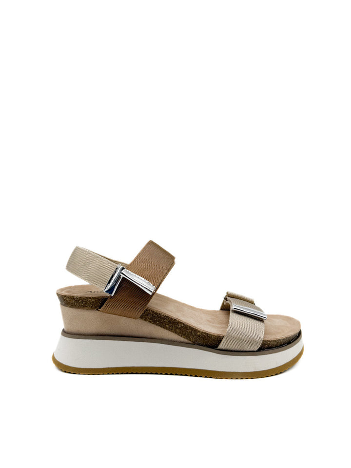 Sandalia Cuña con Plataforma Beige de Cierre de Velcro y Detalles Metálicos