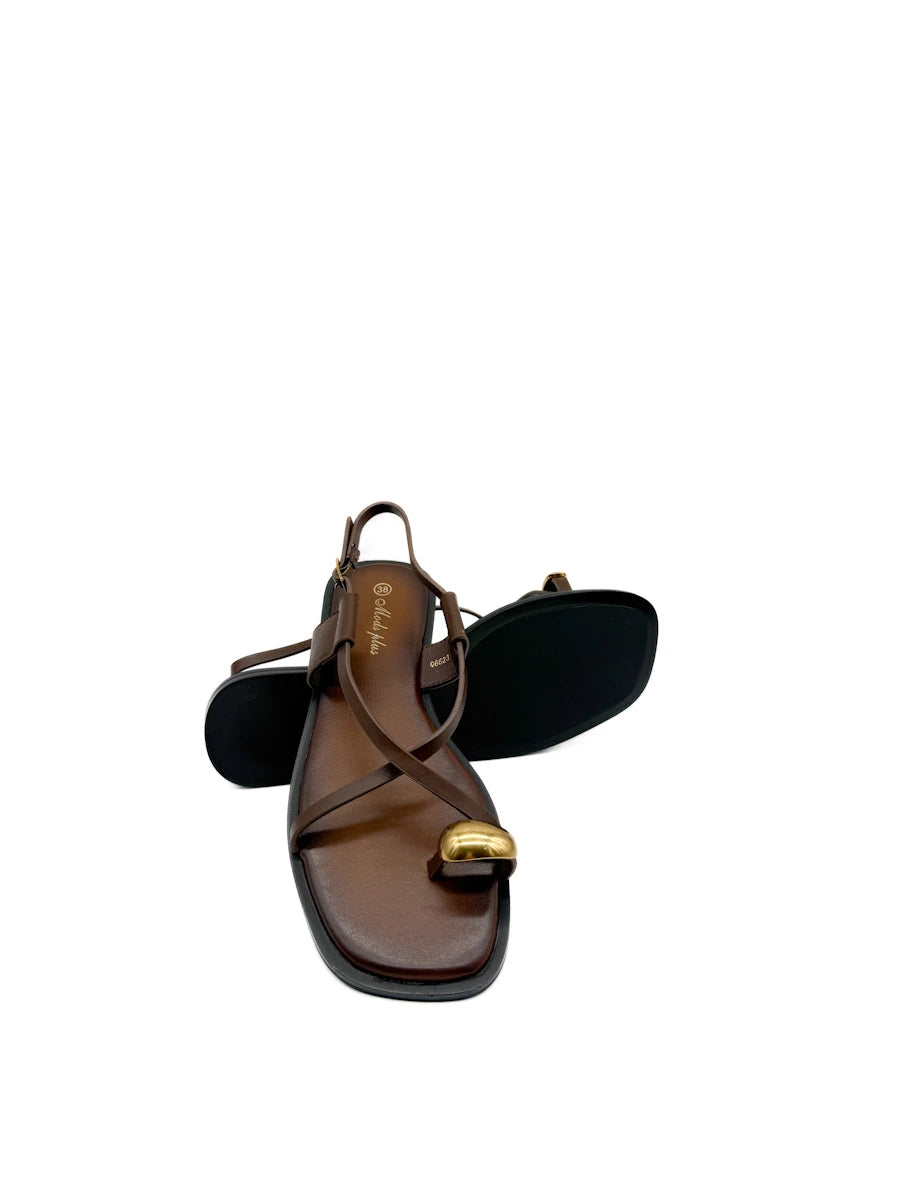 Sandalias Planas con Tira de Dedo y Adorno Dorado Escultural