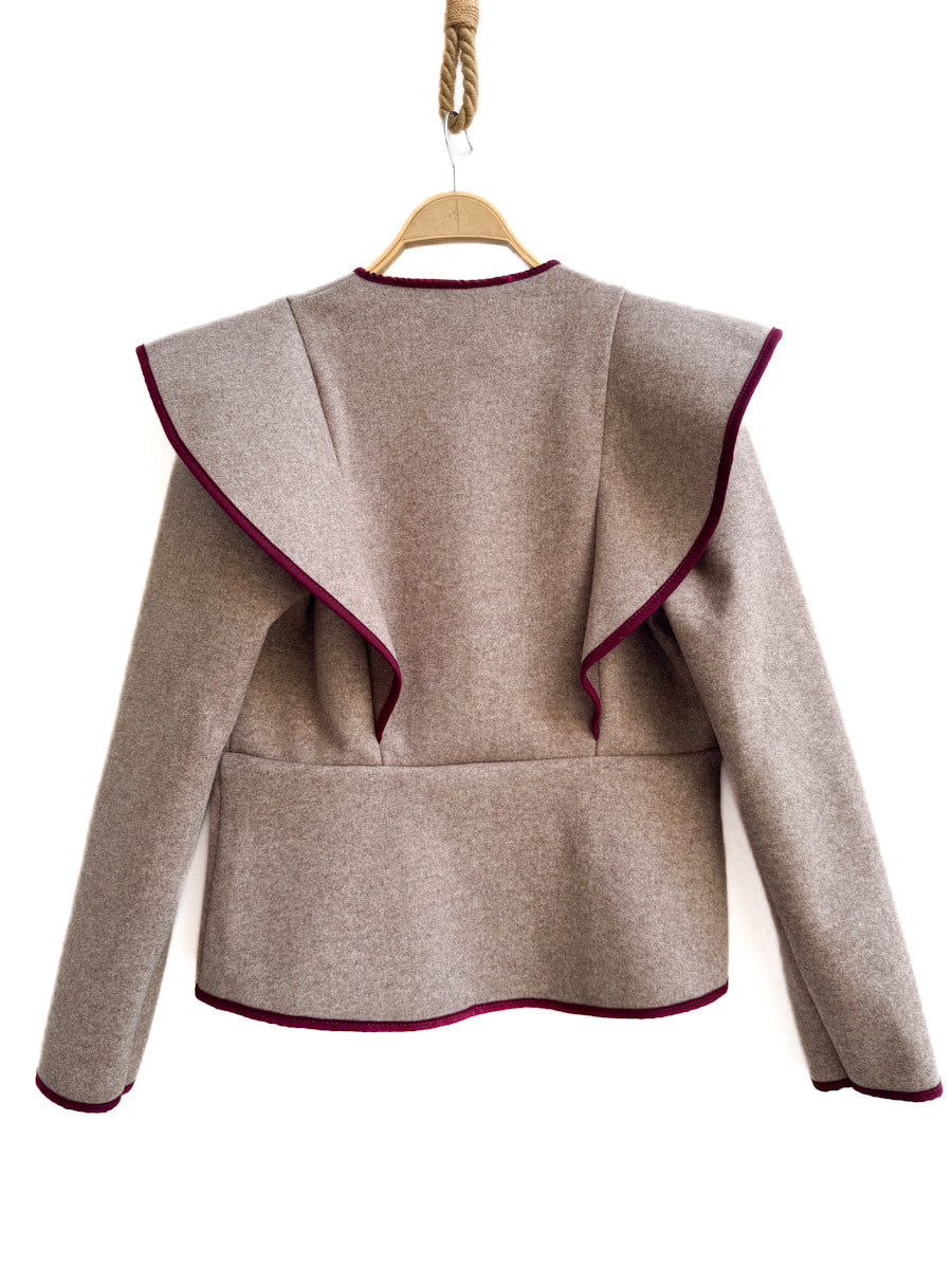 Chaqueta de paño con volante frontal y ribete en contraste