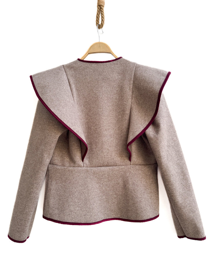 Chaqueta de paño con volante frontal y ribete en contraste