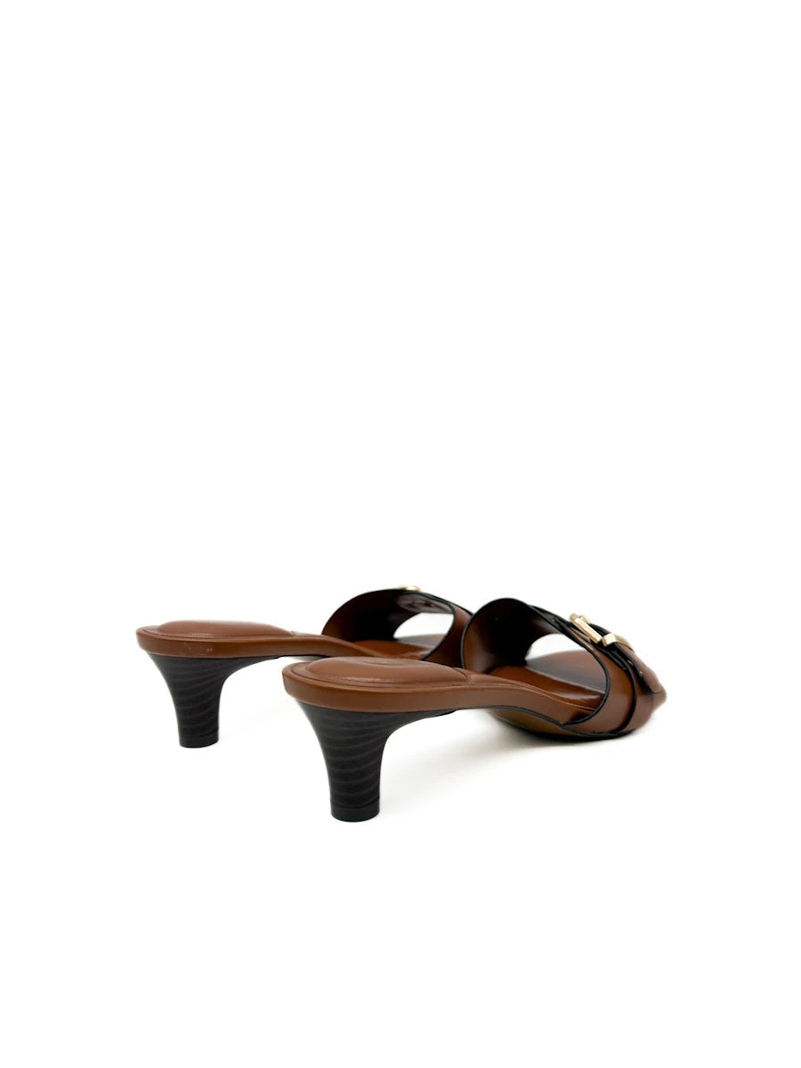 Sandalias Mule Tacón Bajo con Hebilla Dorada