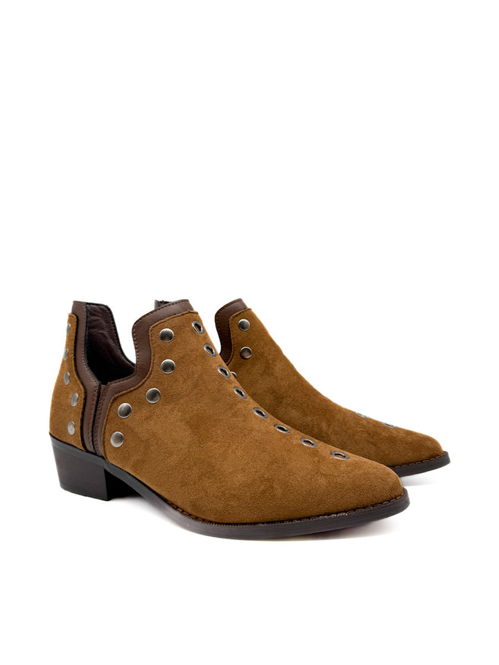 Botines cowboy con tachuelas y cremallera lateral.