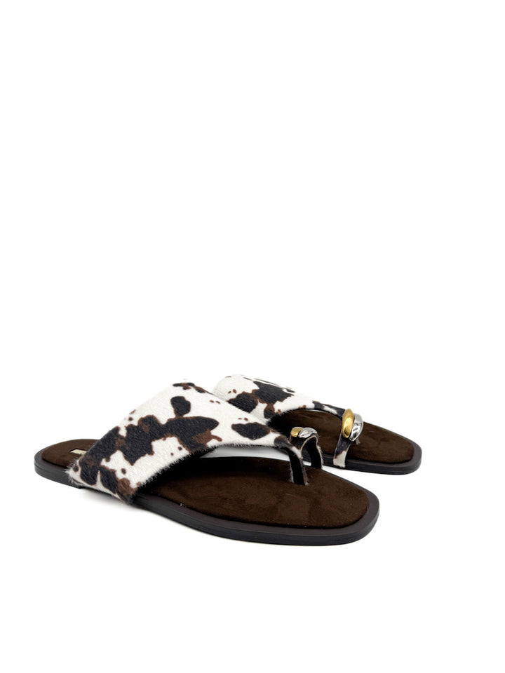 Sandalia de Dedo Estilo Vaquero con Detalles Metálicos