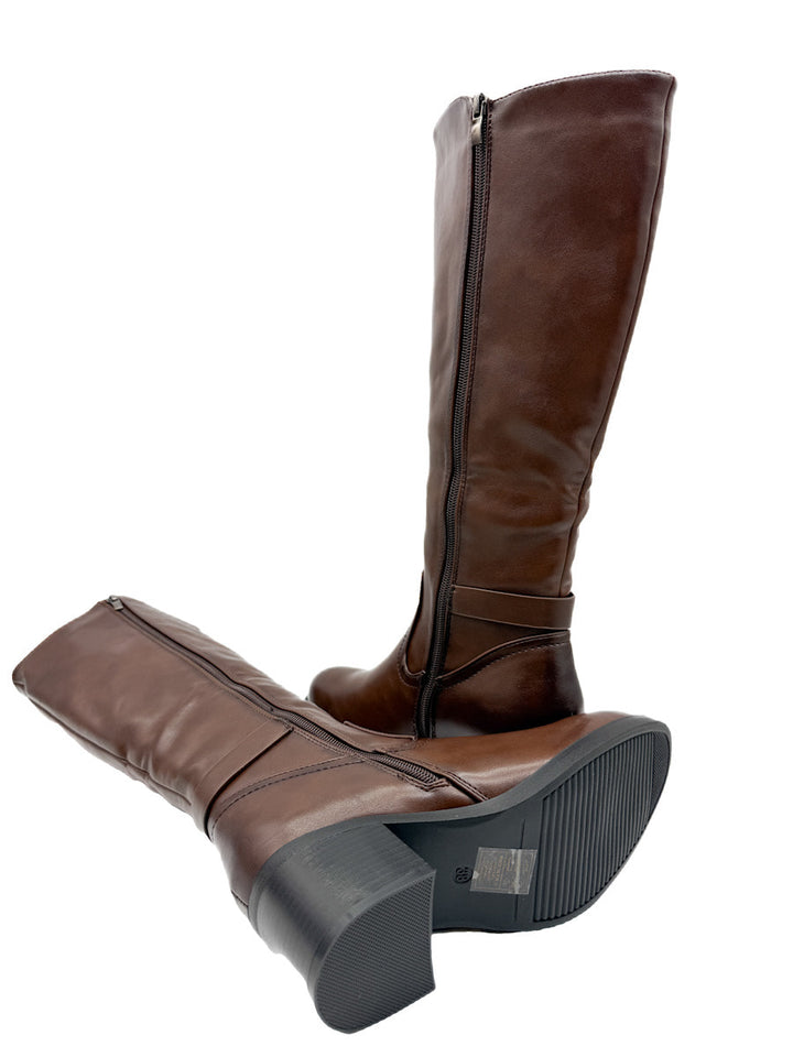 Bota alta marrón con tacón grueso y detalles metálicos