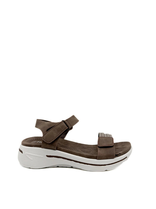 Sandalia confort marrón con velcro.