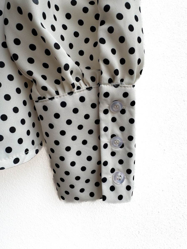 Blusa de Lunares con Lazo en el Cuello, Disponible en Beige y Mostaza